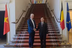 越南国会国防安全与对外委员会主任黎晋进上将礼节性拜会了比利时参议院第一副议长安德里斯·格里弗罗伊。（图片来源：越通社）