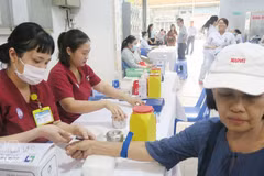胡志明市堤岸坊卫生院为民众进行健康体检。（图片来源：越通社）