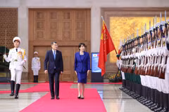 黎明兴总理和高市早苗首相共同检阅越南人民军仪仗队。