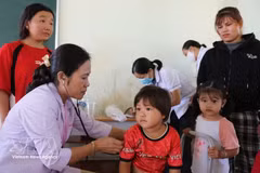 裴氏秋柳医生为同奈省兴福乡儿童看病。（图片来源：越通社）