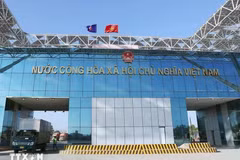 芒街（越南）-东兴（中国）口岸群的北仑II桥口岸。（图片来源：越通社）