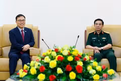 潘文江大将（右）与崔泳三大使。