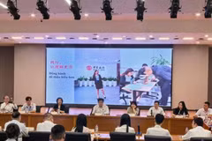 座谈会上，中越两国12名青年代表结合学习体会与岗位实践作了交流发言。（图片来源：越通社）