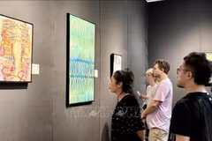 题为“本源”的绘画展上的参观者。（图片来源：越南驻瑞典大使馆提供）
