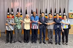 越南驻东帝汶代办范平谭（右四）与东盟7个国家驻东帝汶大使及代办合影留念。