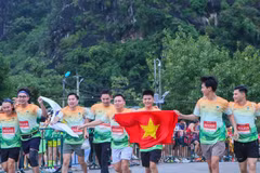 在宁平省举行的长安马拉松赛——“遗产地中的马拉松赛”吸引了来自全国及15个国家的1万多名运动员参赛。（图片来源：越通社）