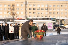 越南驻俄罗斯大使邓明魁在胡志明主席雕像前敬献鲜花。