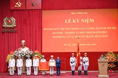 越共中央政治局委员、中央书记处常务书记陈锦秀出席典礼。