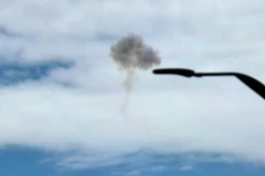 2月28日，以色列耶路撒冷地区上空升起浓烟。（图片来源：越通社）