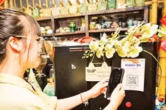 文庙街一家商店内，顾客扫码进行无现金支付。（保龙 摄）