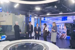 越共中央政治局委员、中央书记处书记、中央宣教部部长郑文决和代表们参观澳大利亚广播公司新闻制作基础设施。（图片来源：越通社）