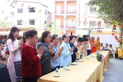 2026丙午年爱心春节慰问品赠送活动在万象佛迹寺举行。（图片来源：越通社）