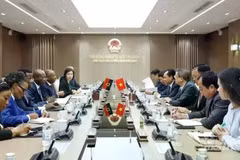 双方座谈会场面。