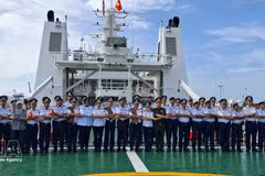 越南海警代表与马来西亚海事执法局（MMEA）彭亨州代表在CSB 8005号舰上，按东盟传统进行合影留念。（图片来源：越通社）