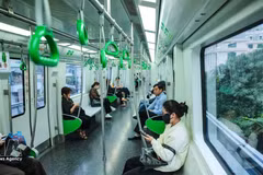 乘坐河内高架城铁的游客。