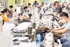 南定纺织服装股份总公司员工正在生产出口服装。
