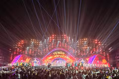 第17届全国广播节开幕式暨“新纪元的声音”艺术节目在广宁省下龙坊10·30广场举行。