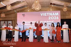 各位代表共同为展览剪彩。（图片来源：越通社）