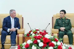 潘文江大将会见美国助理国务卿迈克尔·德索姆布尔。（图片来源：越通社）