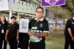 泰国选举委员会秘书长视察曼谷邦卡皮区提前投票的准备工作。（图片来源：泰国选举委员会）