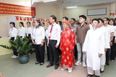 106岁的研究家阮廷思身穿红色奥黛，于3月15日上午参加投票。