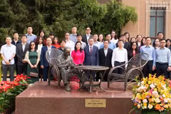 范清平大使与各位代表在大使馆院内的胡志明主席塑像旁合影留念。