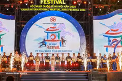 组委会向参加2026年河内国际武术节的国内外武术团队颁发奖状。（图片来源：越通社）