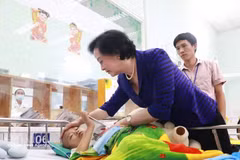 越共中央书记处书记、政府副总理范氏清茶亲切看望并鼓励正在胡志明市第二儿童医院接受治疗的患儿。（图片来源：越通社）