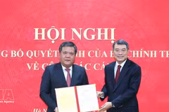 中央组织部部长黎明兴向越共中央委员、庆和省委副书记、省人民委员会主席陈峰颁发中央政治局的任命决定书。（图片来源：越通社）