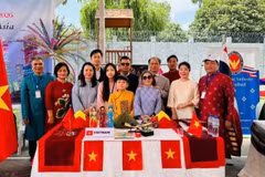 越南驻巴基斯坦大使馆干部在活动展位前合影留念。（图片来源：越南驻巴基斯坦大使馆)