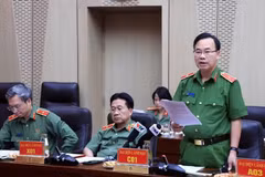 公安部警察调查局副局长黎文新少将发言。