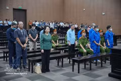 各被告人听取法庭宣判。（图片来源：越通社）
