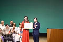 越南公民荣获“全球公民社区奖”。（图片来源：越通社）
