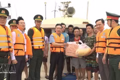 海防市人民委员会副主席陈文郡向遇险渔民赠送慰问品。