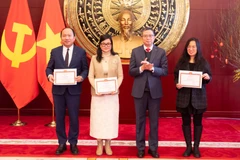 范清平大使给优秀集体颁发奖状。