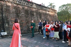 游客体验“旗台记忆”历史文化体验游。