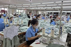 在广义和寿服装厂生产出口服装。（本报记者 明奎摄）