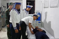 医生们对患者表示亲切问候。（图片来源：越通社）