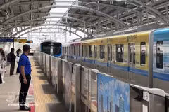 乘客在滨城-仙泉地铁一号线车站候车。（图片来源：越通社）