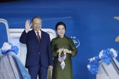 苏林总书记、国家主席和夫人启程对新加坡共和国进行国事访问。