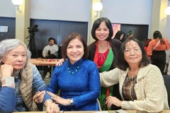 陈秋蓉女士（右一）参加日内瓦越南文化宣传活动。