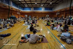 在熊本县宇城市疏散点暂住的受地震影响民众。