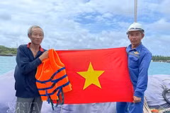 海军力量向渔民赠送国旗。