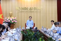 外交部长黎怀忠发表讲话。