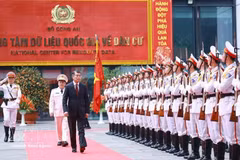 政府总理黎明兴出席社会治安行政管理警察力量传统日80周年纪念典礼暨胡志明勋章授勋仪式。