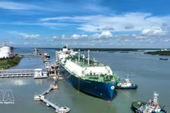 一艘液化天然气运输船停靠氏威（Thị Vải）液化天然气接收站。