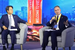 股权一级市场国际业务拓展总监汤姆·艾登堡在论坛上发表讲话。