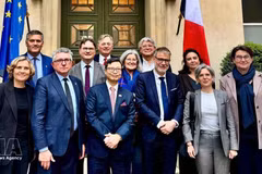 越南驻法国大使郑德海与法越友好议员小组主席米歇尔·克里奥及小组成员合影。