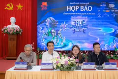 组委会成员向媒体提供相关信息。