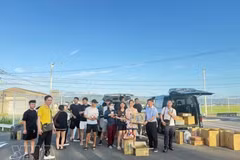 越南驻福冈总领事馆代表向熊本县的越南人移交救助物资。